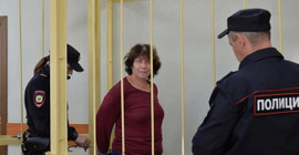 Putin'in ebeveynlerinin mezarına not bırakan kadına iki yıl hapis