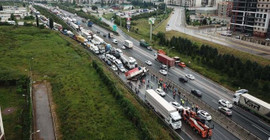 TEM'de kamyon devrildi, Ankara yönü ulaşıma kapandı
