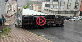 Esenyurt'ta kağıt yüklü kamyon park halindeki aracın üzerine devrildi
