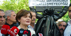 CHP, Ankara, İzmir ve İstanbul'da AKP'nin il başkanlıklarına siyah çelenk bıraktı