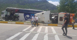 Yolcu otobüsü yol temizleme aracına çarptı: Bir ölü, 15 yaralı