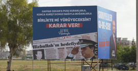 Mersin'de Gaffar Okkan ve Konca Kuriş’in yer aldığı pankartlar AKP’li ismin şikayetiyle kaldırıldı