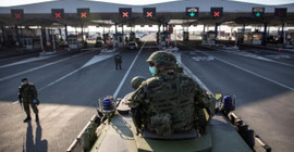 Kosova'daki eylemlerde çatışma çıktı, Sırbistan orduyu Kosova sınırına konuşlandırıyor