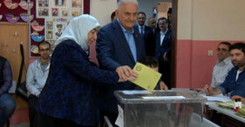Binali Yıldırım'dan kabinden geç çıkan eşine: 'Ne oldu hanım karar veremedin mi'