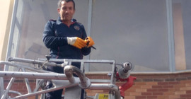 Maraş'ta ayağına ip takılan kırlangıç, kurtarılarak doğaya bırakıldı