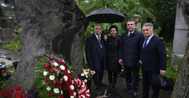 Nazım Hikmet'in ölümünün 60'ıncı yılı: Moskova'daki mezarı başında anıldı