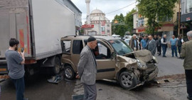 Sultanbeyli'de hafif ticari araç ile İETT otobüsü çarpıştı