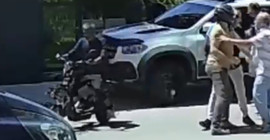 Sürücüler kavga ederken motosikleti çaldı