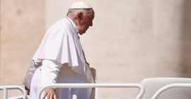 Papa Francis sağlık sorunlarıyla boğuşuyor: Karın duvarına protez yerleştirilecek