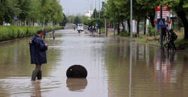 Kayseri'de sağanak; cadde ve sokaklar suyla doldu, rögar kapakları yerinden çıktı