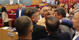 İzmir Büyükşehir Belediye Meclisi'nde arbede: AKP'li üyenin ittiği CHP'li üye yere düştü