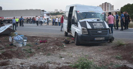 Urfa'da bir minibüs tırla çarpıştı: Yedi öğretmen yaralandı