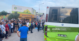 Belediye otobüsü ve otomobile çarpan motosiklet sürücüsü öldü