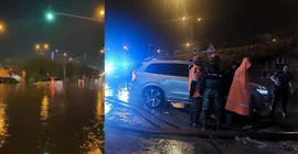 İzmir'de sağanak: Çok sayıda araç sel sularına kapıldı