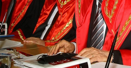 Boşanma davasına baktığı kadına aşık oldu