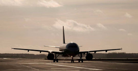 Havalimanı personeli iniş yapan uçağın motoruna kapılarak öldü