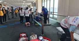 Havalimanında yürüyen banda sıkıştı, bacağı kesilerek kurtarıldı