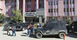 Kayyım atanan Hakkari Belediyesi, AKP'li yöneticileri işe aldı