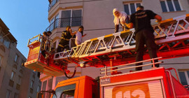 Hatay'da bir binadaki yangında mahsur kalan 25 kişi kurtarıldı
