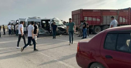 Ankara'da işçi servisi ile kamyon çarpıştı: 10 yaralı