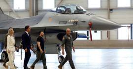 Zelenskiy Hollanda'da: Ana gündem F-16'lardı