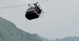 Pakistan'da yedi çocuk uçurumun üstündeki teleferikte mahsur kaldı