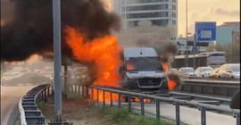 Şişli'de seyir halindeki servis minibüsü yandı