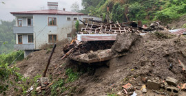 Rize'de sel ve heyelan: Bir ev yıkıldı, sekiz ev boşaltıldı, 24 kişi tahliye edildi