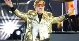 Elton John hastaneye kaldırıldı