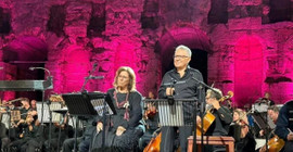 Zülfü Livaneli ve Yunan sanatçı Maria Faranduri Atina'da birlikte sahne aldı