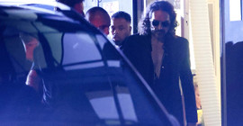 Cinsel saldırı iddialarının ardından: YouTube, Russell Brand'in reklam gelirlerine erişimini engelledi