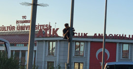 Bahçelievler'de E-5'te aydınlatma direğine çıktı, trafik felç oldu