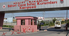 Gazetecinin saçlarını zorla kestiler