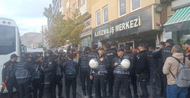 Van'daki taciz protestosuna polis engeli: 'Kadınlara değil üniformalılara barikat'
