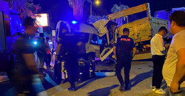 Antalya'da tur minibüsü, kamyona çarptı: İsviçreli doktor öldü, 11 yaralı