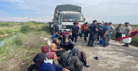 Mersin'de tarım işçilerini taşıyan minibüs kanala devrildi: Üçü ağır, 10 yaralı