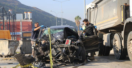 Hatay'da otomobille çöp kamyonu arasına sıkışan temizlik işçisi öldü