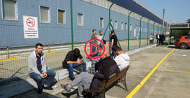 Kendilerini fabrikaya kapatan Bekaert işçilerine yemek verilmedi