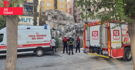 Urfa'da hasarlı bina yıkımında göçük: Kepçe operatörü yaralandı