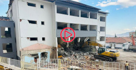 Antep'te ağır hasarlı dört katlı okul yıkım sırasında çöktü