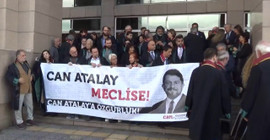 Avukatlardan adliye önünde Can Atalay için açıklama: Gezi Davası kararı, tarihe kara karar olarak geçecek bir yargı garabetidir