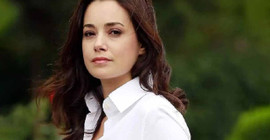 Özgü Namal’ın makyajsız hali meslektaşının dikkatini çekti! Ses getiren beğeni