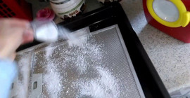 Mutfaktaki aspiratörü yağdan ve lekelerden temizleme yöntemi! Parıl parıl olacak