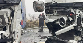 Urfa'da iki tır ve yolcu otobüsü çarpıştı: Bir ölü, 15 yaralı