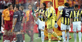 Eski Fenerbahçeli futbolcudan 'sulu derbi' itirafı: 16 yıl sonra Galatasaray taraftarından özür diledi