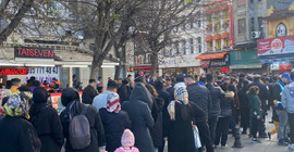 Eminönü'nde yılbaşı bileti kuyruğu