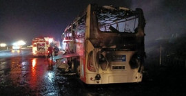 Mersin'de seyir halindeki hava limanı servis otobüsü yandı