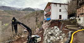 Artvin'de heyelan nedeniyle yıkılma tehlikesi bulunan bina boşaltıldı