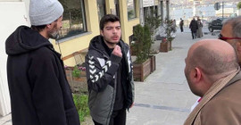 'Tevhid' bayrağı açan kişiye yumruk atan Akersoy hakim karşısında
