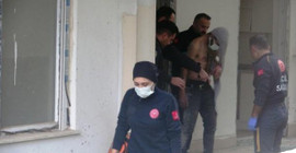 Barınmak için girdiği boş evde ateş yakan evsiz, dalgınlıkla kendini de yaktı